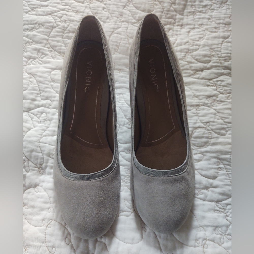 Vionic "Natalie" Gray Suede Pump